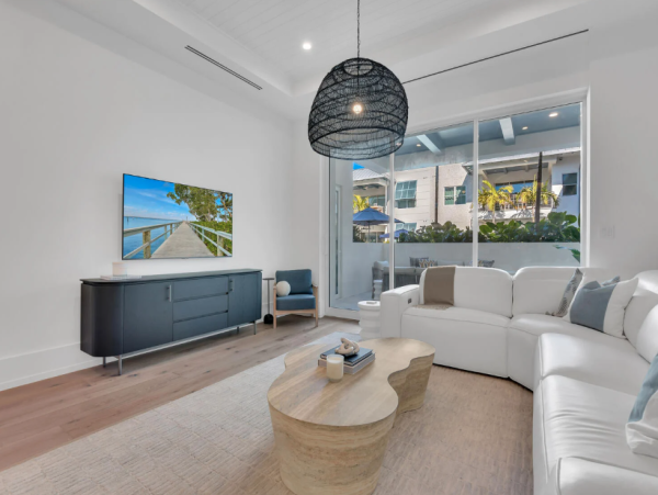 Super Posh Upscale Naples Condo Walk to Dining Olde Naples